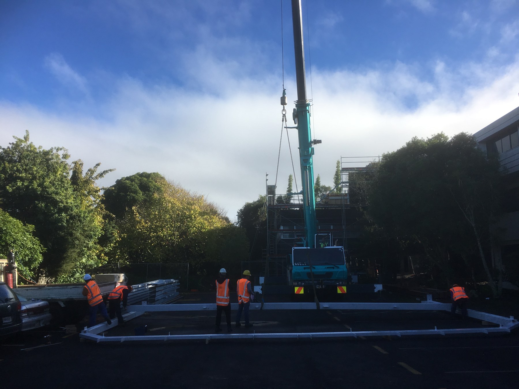 五十噸大型吊車吊裝鋼樑（三）